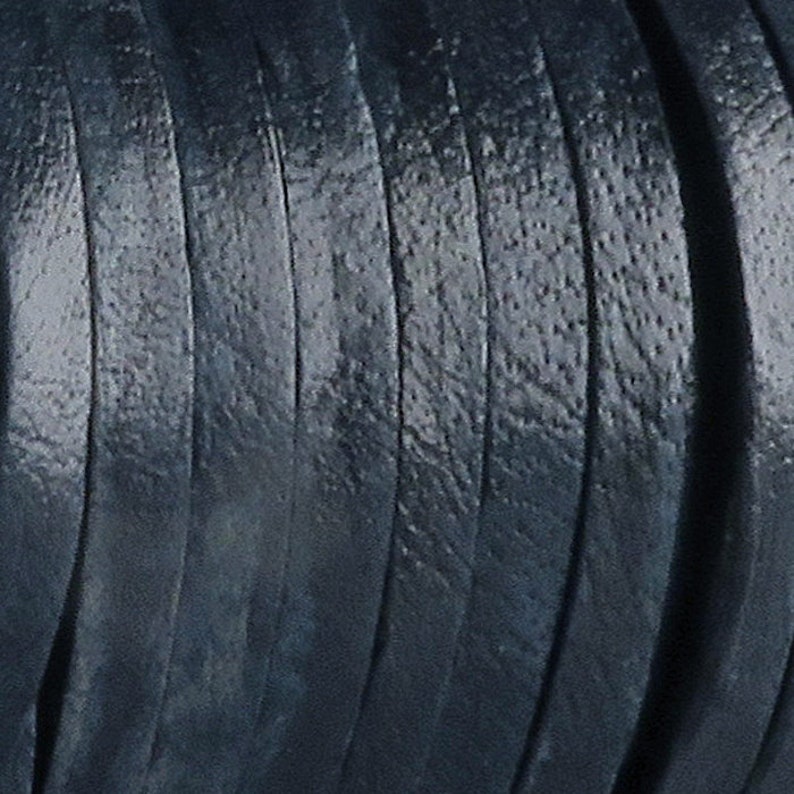 Flaches Lederband mit einer Breite von 5 mm und einer Dicke von ca. 1,5 mm. Ideal zum Basteln, für die Schmuckherstellung und fürs kreative Lederhandwerk in Antik Blau