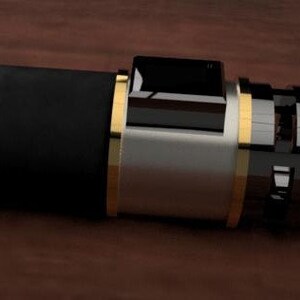 K&ouml;nnte beinhalten: Ein schwarzes Lichtschwert mit goldenen Akzenten und einem silbernen Griff. Das Lichtschwert hat eine Reihe schwarzer Ringe um den Griff und eine silberne Klinge.