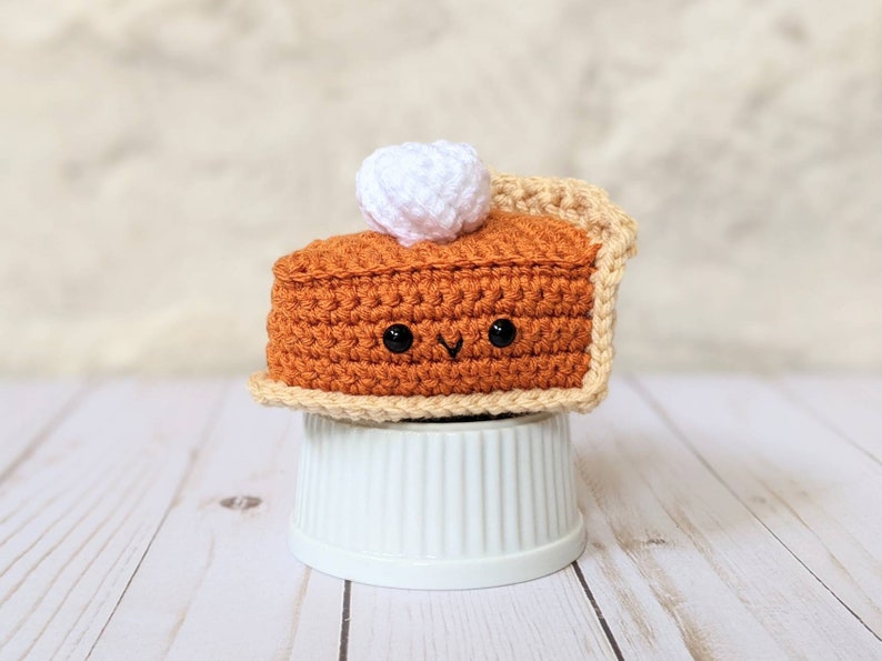 HAAKPATROON: Pompoentaart Play Food, Thanksgiving Amigurumi downloadbaar PDF-patroon, herfstdecor haakpatroon, schattige Kawaii pluche afbeelding 3