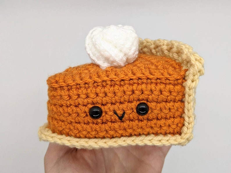 HAAKPATROON: Pompoentaart Play Food, Thanksgiving Amigurumi downloadbaar PDF-patroon, herfstdecor haakpatroon, schattige Kawaii pluche afbeelding 4