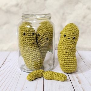 CROCHET PATTERN: Pickle Cucumber Play Food, Easy Downloadable Beginner Crochet Pattern, Christmas Pickle Amigurumi