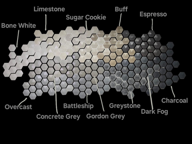 Op de afbeelding: Een kleurenpalet van zeshoekige tegels, vari&euml;rend van Bone White tot Charcoal. De tegels zijn gelabeld met namen als Limestone, Sugar Cookie en Concrete Grey. De achtergrond is zwart.