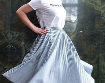 Swinging skirt with stripes in soft green