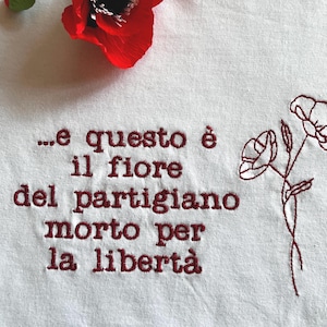 Maglietta 25 Aprile Partigiano | Bella Ciao Shirt Ricamata | Fiore della Libertà | T-shirt Resistenza Italiana | Idea Regalo