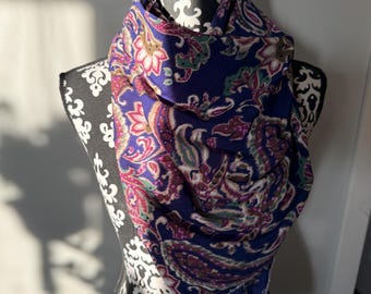 Lila bas med abstrakt paisleymönster, trasa tillverkad av Wild Wind Rags.