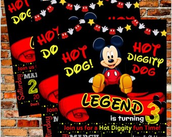 Puede incluir: Una invitación de cumpleaños negra y roja con Mickey Mouse. La invitación es para un niño que cumple tres años y tiene el texto "Hot Diggity Dog!" y "Legend cumple 3". La invitación incluye la fecha "22 de marzo de 2025" y la hora "2:00 PM".