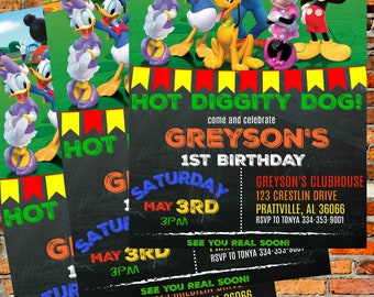 Puede incluir: Invitaciones de fiesta de cumpleaños con personajes de Disney como Mickey Mouse, el Pato Donald y Goofy. Las invitaciones tienen un diseño de pizarra con el texto "Hot Diggity Dog!" y detalles de la fiesta.