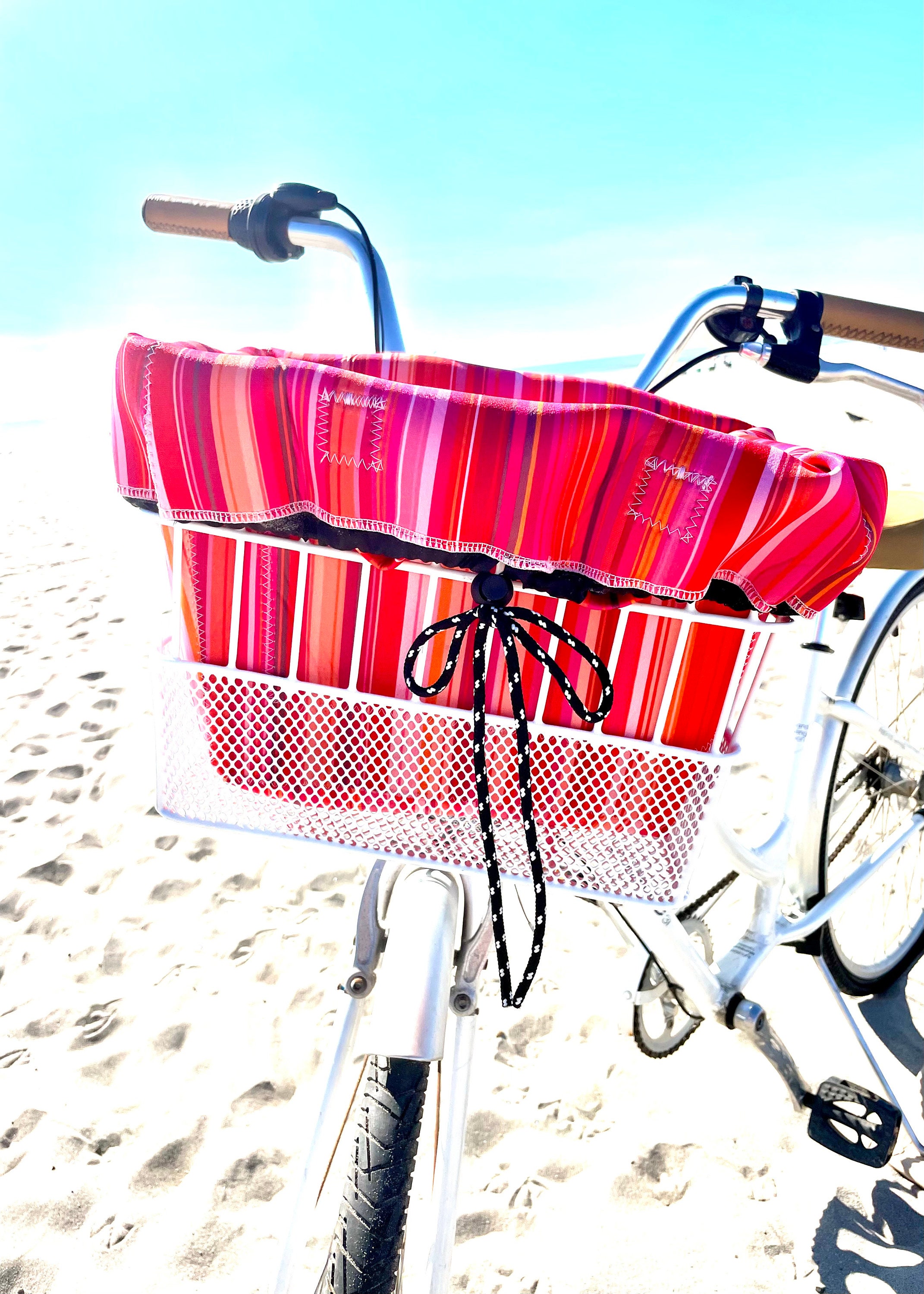Beach Bag and Travel Tote all in ONE Bag  New  Waterproof Neoprene  Perfect liner for all the fury Co Pilots !!!! Bike Basket Liner
