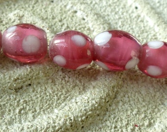 12 ovale Glasperlen, rosa mit weißen Punkten, 11x9,5mm