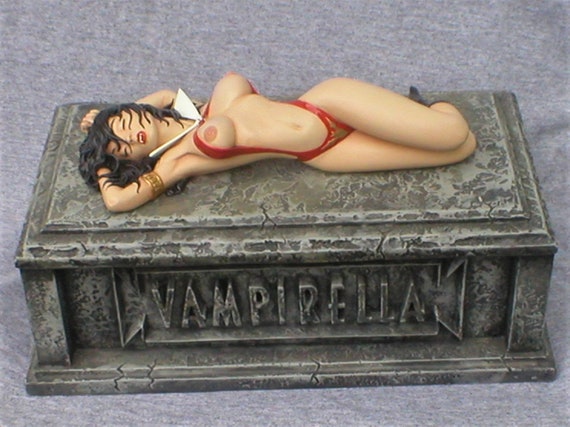 Vampirella Fan Art Resin Figure kit 1/8 scale 