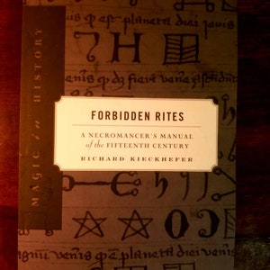 K&ouml;nnte beinhalten: Ein Buch mit dem Titel "Verbotene Rituale: Ein Nekromantenhandbuch aus dem 15. Jahrhundert" von Richard Kieckhefer. Der Umschlag zeigt einen braunen Hintergrund mit schwarzem Text und Symbolen.