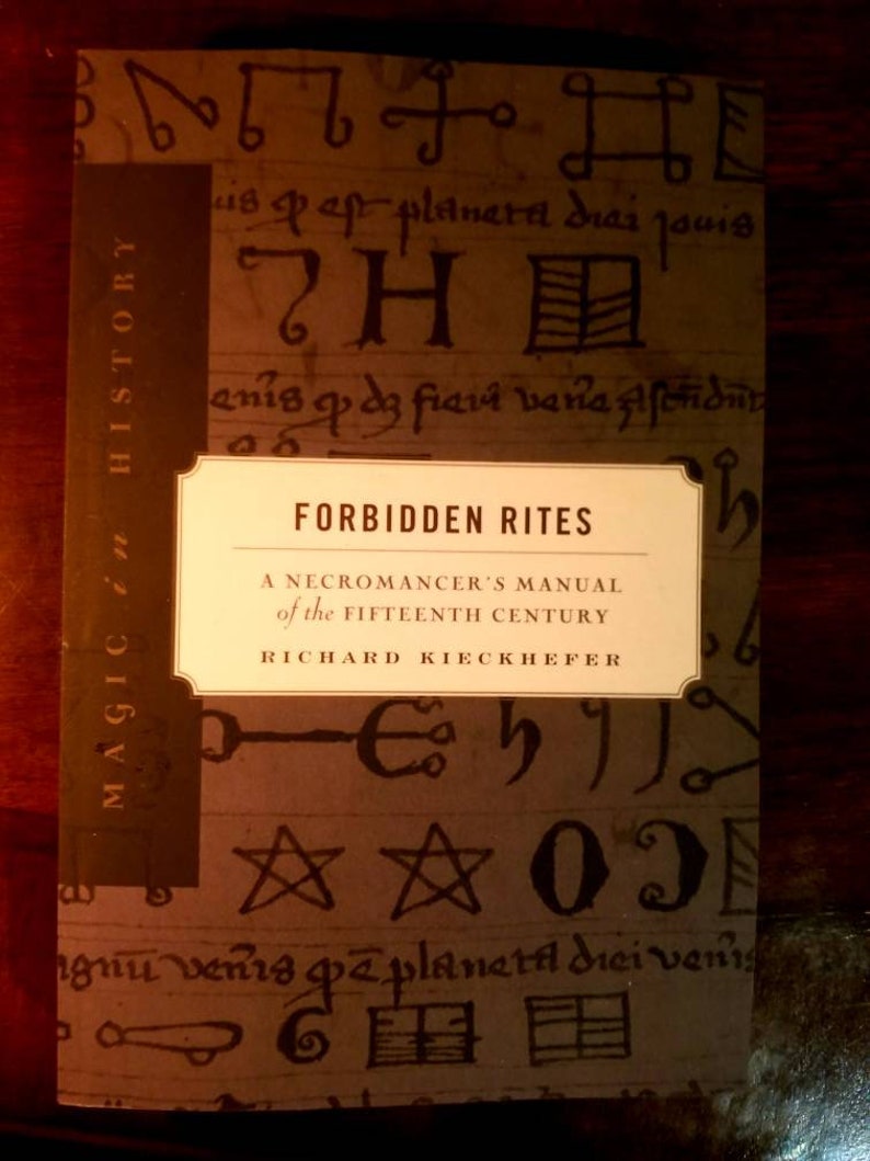K&ouml;nnte beinhalten: Ein Buch mit dem Titel "Verbotene Rituale: Ein Nekromantenhandbuch aus dem 15. Jahrhundert" von Richard Kieckhefer. Der Umschlag zeigt einen braunen Hintergrund mit schwarzem Text und Symbolen.