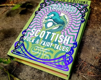 Puede incluir: Un libro verde y dorado con una ilustración morada y verde de una serpiente marina en la portada. El título es "Scottish Folk & Fairy Tales" con el texto "Collector's Editions Fables, Folklore & Ancient Stories" en la parte superior.