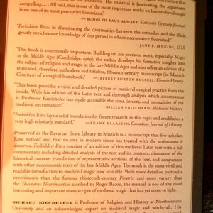 K&ouml;nnte beinhalten: Ein Buchcover mit wei&szlig;em Hintergrund und schwarzem Text. Der Titel des Buches lautet "Forbidden Rites: A Necromancer's Handbook". Das Buch handelt von mittelalterlicher Magie und Hexerei. Der Autor ist Richard Kieckhefer. Das Buchcover enth&auml;lt auch Zitate anderer Wissenschaftler &uuml;ber das Buch.