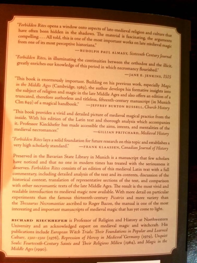 K&ouml;nnte beinhalten: Ein Buchcover mit wei&szlig;em Hintergrund und schwarzem Text. Der Titel des Buches lautet "Forbidden Rites: A Necromancer's Handbook". Das Buch handelt von mittelalterlicher Magie und Hexerei. Der Autor ist Richard Kieckhefer. Das Buchcover enth&auml;lt auch Zitate anderer Wissenschaftler &uuml;ber das Buch.