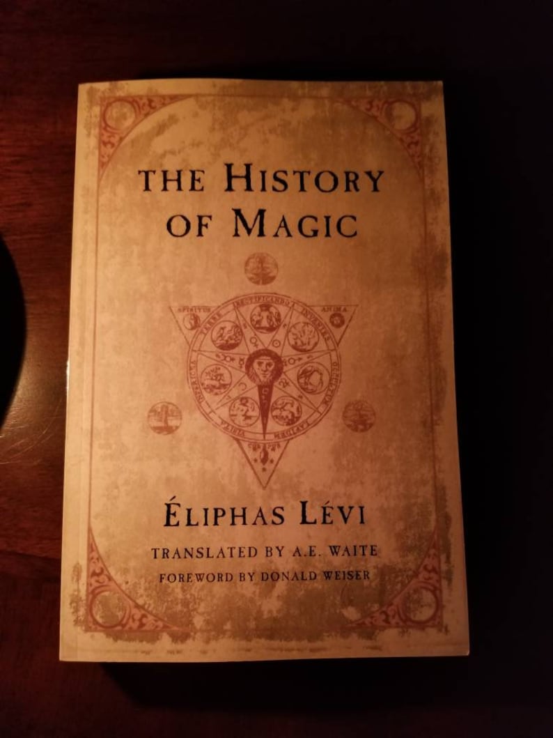 K&ouml;nnte beinhalten: Die Geschichte der Magie von &Eacute;liphas L&eacute;vi, &uuml;bersetzt von A.E. Waite mit einem Vorwort von Donald Weiser. Der Buchumschlag zeigt ein Vintage-Design mit einem kreisf&ouml;rmigen Symbol und einem Titel in schwarzer Schrift auf beigefarbenem Hintergrund.