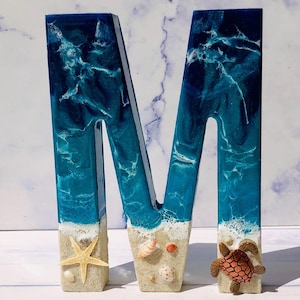 Letras de resina de playa de pie / Regalo hecho a mano / Decoración de playa / Letra de resina de playa personalizada / Decoración de letras de conchas marinas / Decoración de mesa / Personalizada