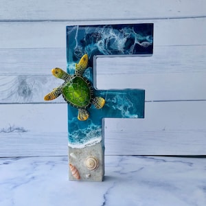 Letras de resina de playa de pie / Regalo hecho a mano / Decoración de playa / Letra de resina de playa personalizada / Decoración de letras de conchas marinas / Decoración de mesa / Personalizada