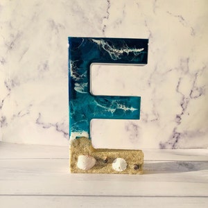 Letras de resina de playa de pie / Regalo hecho a mano / Decoración de playa / Letra de resina de playa personalizada / Decoración de letras de conchas marinas / Decoración de mesa / Personalizada