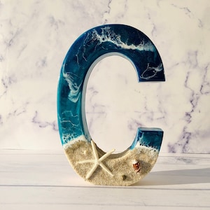 Letras de resina de playa de pie / Regalo hecho a mano / Decoración de playa / Letra de resina de playa personalizada / Decoración de letras de conchas marinas / Decoración de mesa / Personalizada