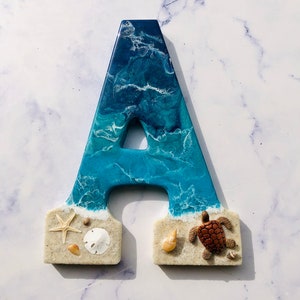 Letra de arte de praia personalizada em resina de dólar-da-areia | Decoração costeira de dólar-da-areia | Decoração para casa de praia | Decoração de parede para sobre a cama | Inicial feita à mão