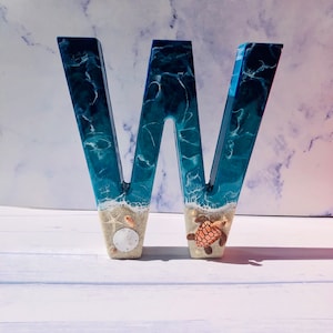 Letras de resina de playa de pie / Regalo hecho a mano / Decoración de playa / Letra de resina de playa personalizada / Decoración de letras de conchas marinas / Decoración de mesa / Personalizada