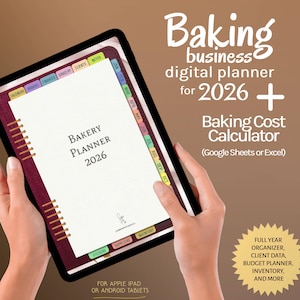 Könnte beinhalten: Digitaler Bäckereiplaner für 2026+ auf einem Tablet. Der Planer hat Registerkarten für Kalender, Bestellungen, Finanzen und mehr. Auf dem Bildschirm steht "Bakery Planner 2026". Zusätzlicher Text lautet "Baking business digital planner" und "Baking Cost Calculator."