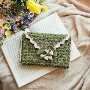 Wzór na szydełkową kieszonkę na książkę z kwiatami konwalii, teksturowana ściegiem, PDF