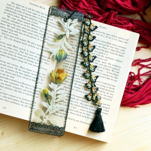 Gothic Pressed Flower Bookmark & Beaded Bracelet Set - Dark Academia Halloween Gift - Witchy Book Accessories for Book Lovers