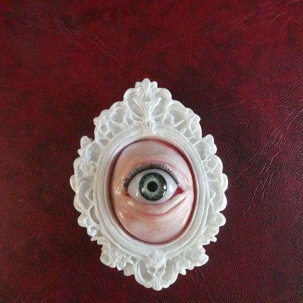 Oeil vert mini sculpture bas-relief,  cadre baroque blanc ,décoration , classique, cabinet de curiosités, gothique, fantastique, horreur