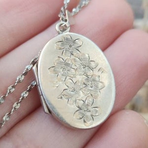 Lovely Vintage Solid Silver Engraved Floral Locket