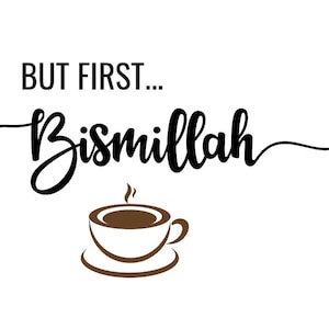 Peut inclure: Un fond blanc avec du texte noir qui dit "But first...Bismillah" et une illustration brune d'une tasse de café avec de la vapeur qui s'en échappe.