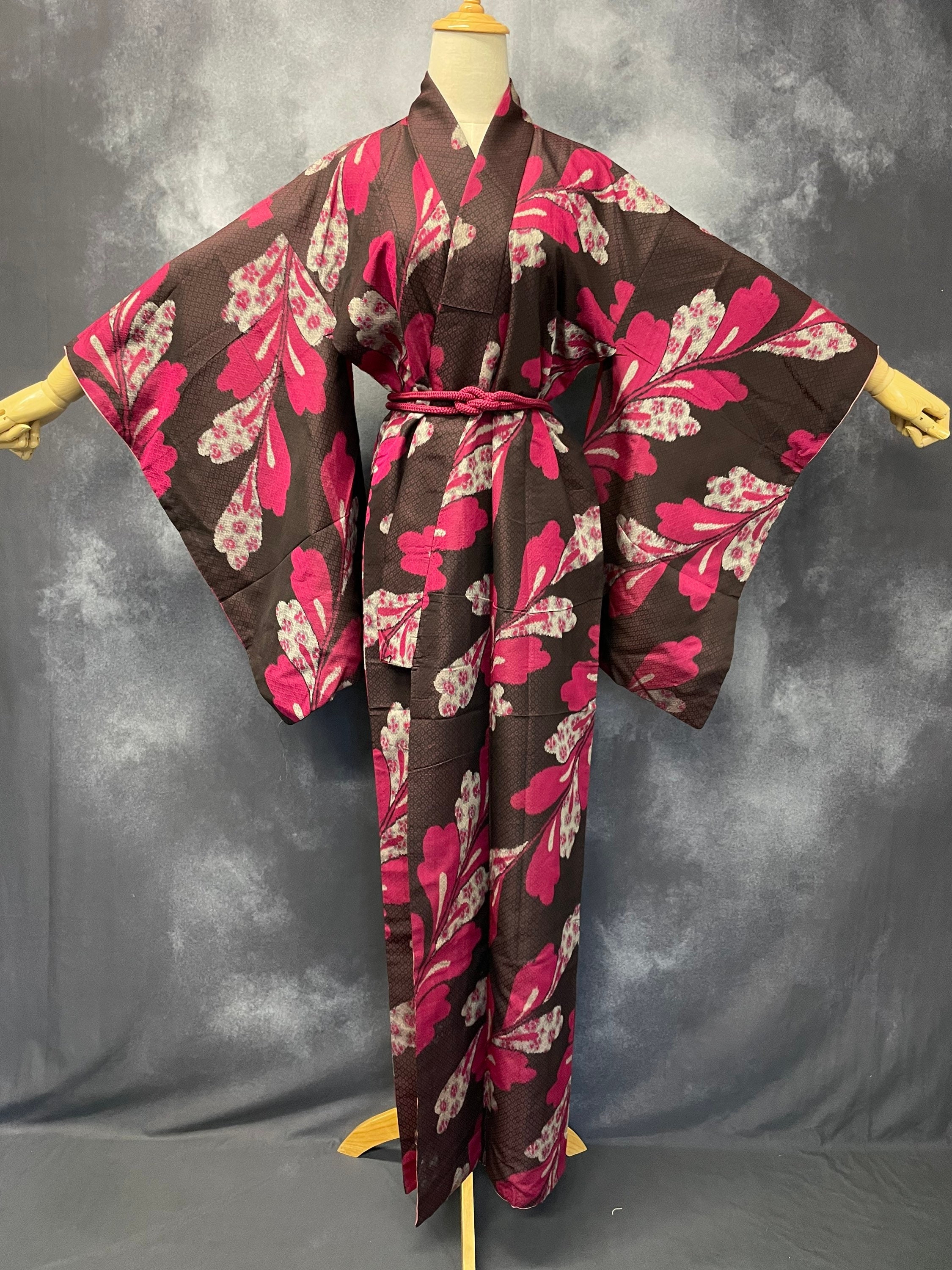An authentic vintage pink silk kimono, thin kimono, summer kimono, Retro kimono, Japanese Costume, cosplay, made in Japan, 1950 kimono An authentic vintage pink silk kimono, thin kimono, summer kimono, Retro kimono, Japanese Costume, cosplay, made in Japan, 1950 kimono