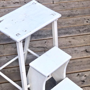 Vintage houten bibliotheekkruk / Chippy vintage opstapkruk / Grandmacore Cottage Chic / Houten kruk met intrekbare treden / Boerderijdecor