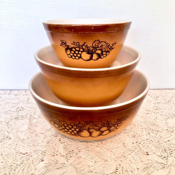 Pyrex Old Orchard Bowl Set / 1970s Kitchenware / Retro Fruit