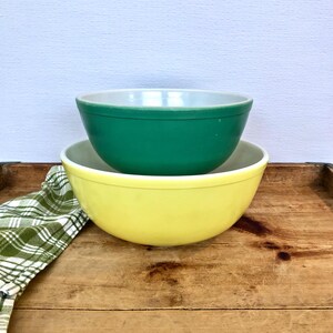 Mid-Century Primary Color Pyrex Mixing Bowls / Green 2.5 Qt & Yellow 4 Qt / 1940s-1960s Mixing and Serving Bowls / Retro Kitchenware