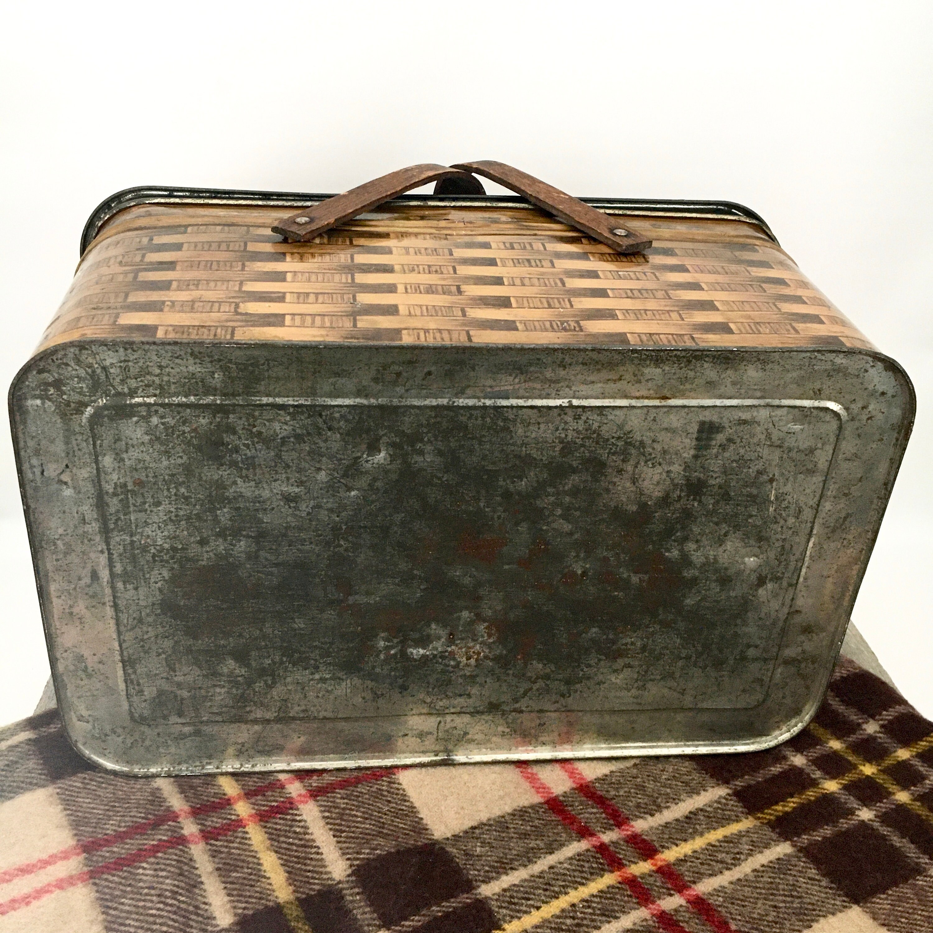 Vintage Faux Basket Weave Metal Picnic Hamper / 1940s Hinged Picnic Basket with Swing Away Wood