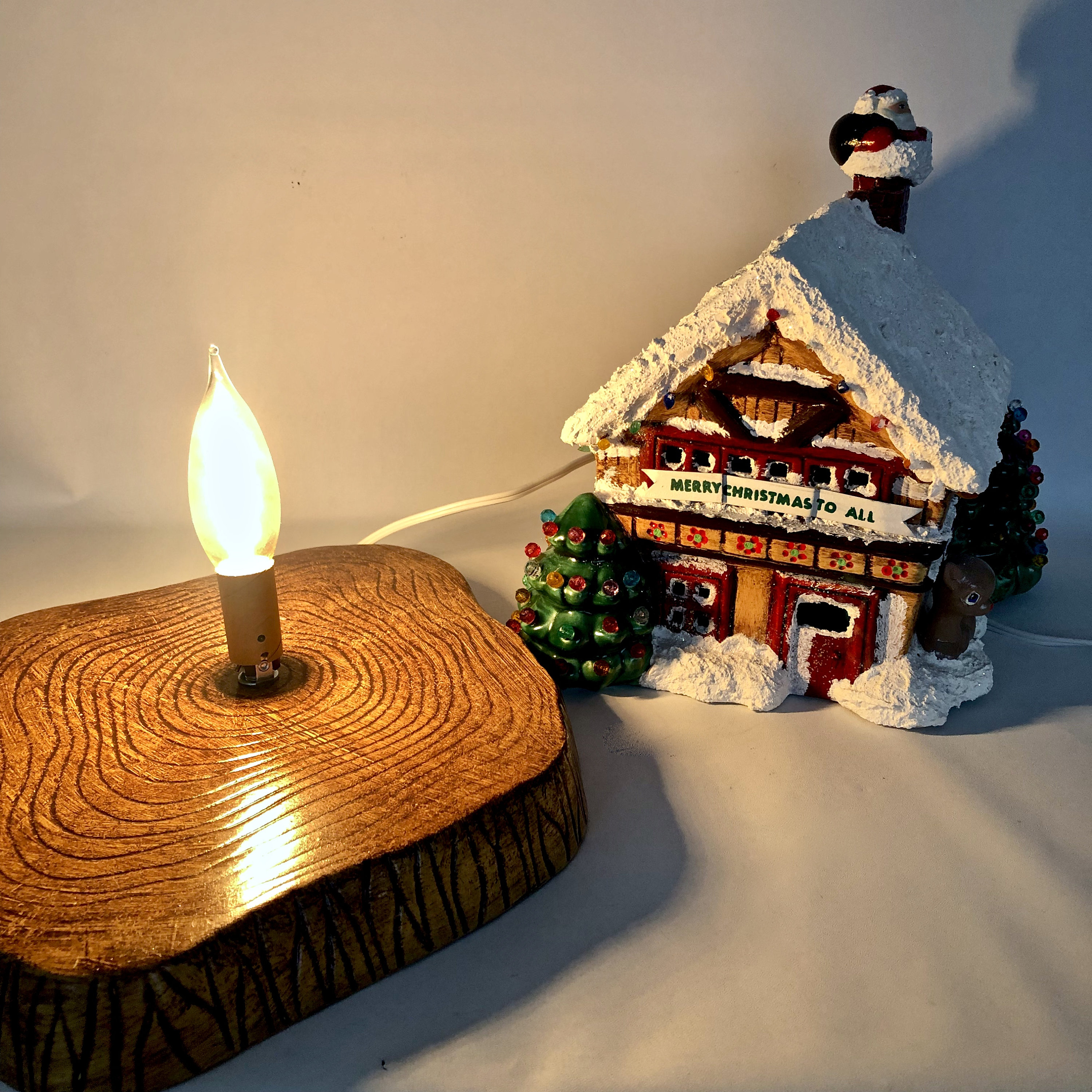 90年代風のライト付き陶器製クリスマスハウス（木製ベース付き