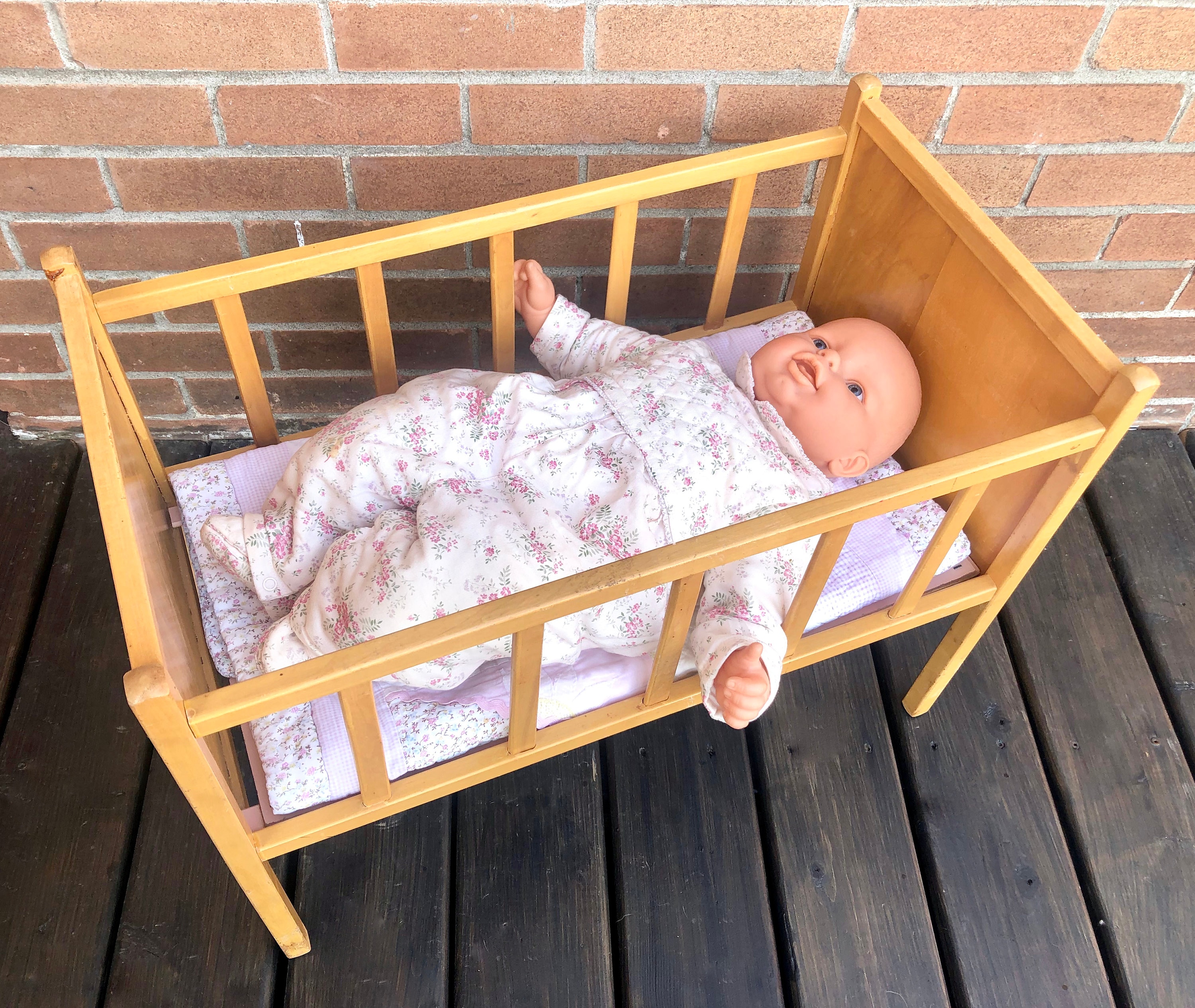 ヴィンテージ木製おもちゃ人形用ベビーベッド（デカール付き