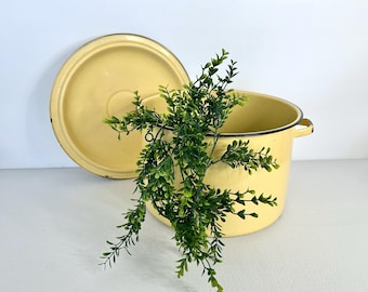 Beautiful 12 Qt. Butter Yellow Enamel Stock Pot / French Country Farmhouse Decor / Rustic Styling Accent / Mid Century Yellow Kitchen