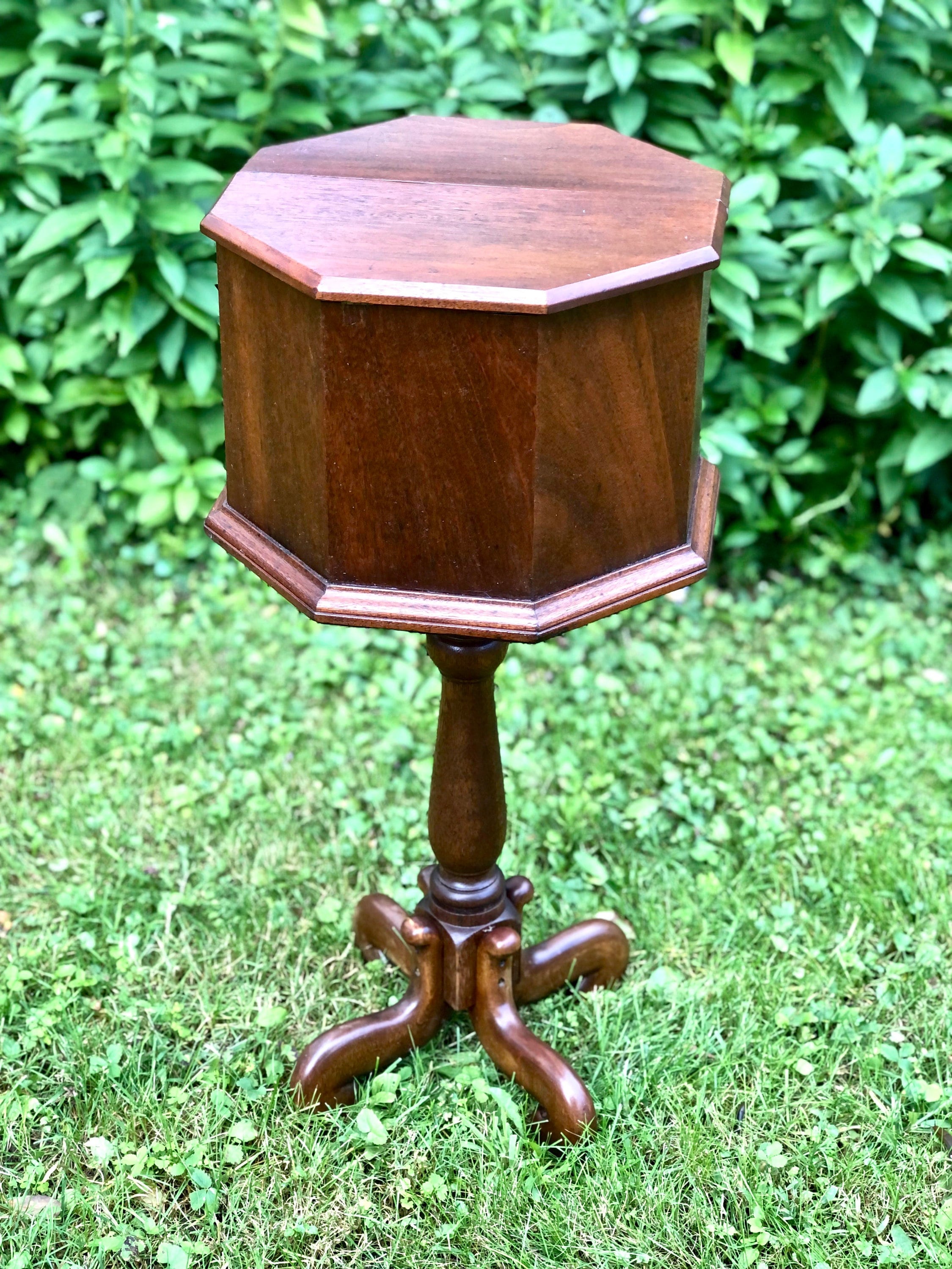 さえこ　ギデルチェスト Beautiful Antique Octagonal Pedestal Sewing Box With Removable