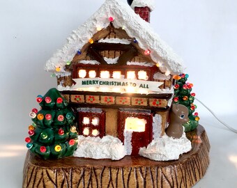 90年代風のライト付き陶器製クリスマスハウス（木製ベース付き