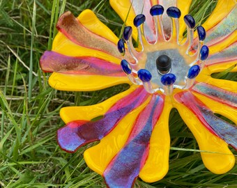 Escultura de flor de vidrio fundido orgánico: variación iridiscente amarilla y naranja