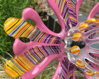 Escultura de flor de vidrio fundido orgánico: Variación de ópalo rosa a rayas amarillas