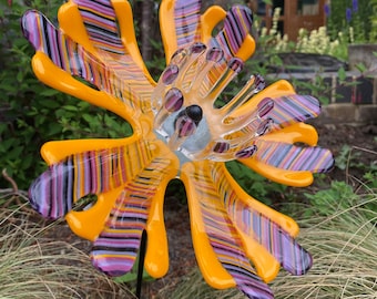 Escultura de flor de vidrio fundido orgánico: Variación de ópalo de amarillo a rosa rayado naranja