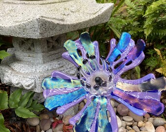 Escultura de flor de vidrio fundido orgánico: variación iridiscente púrpura y azul moteada