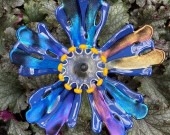 Escultura floral de vidrio orgánico fusionado: variación iridiscente azul índigo