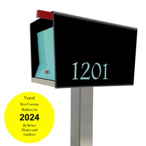 Puede incluir: Un buzón negro con el número 1201 en fuente azul claro. El buzón tiene una bandera roja y un paquete azul claro en el interior. El buzón está montado en un poste plateado. Un círculo amarillo con texto dice "Voted Best Custom Mailbox for 2024 By Better Homes and Gardens."