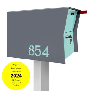 Puede incluir: Un buzón gris y azul claro con el número 854 en la parte delantera. Un círculo amarillo con el texto "Voted Best Custom Mailbox for 2024 By Better Homes and Gardens" está debajo del buzón.