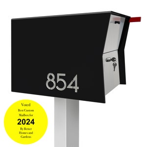Puede incluir: Buzón negro y plateado con una bandera roja, un poste plateado y el número 854 en la parte delantera. Una pegatina circular amarilla en el poste dice "Voted Best Custom Mailbox for 2024 By Better Homes and Gardens".